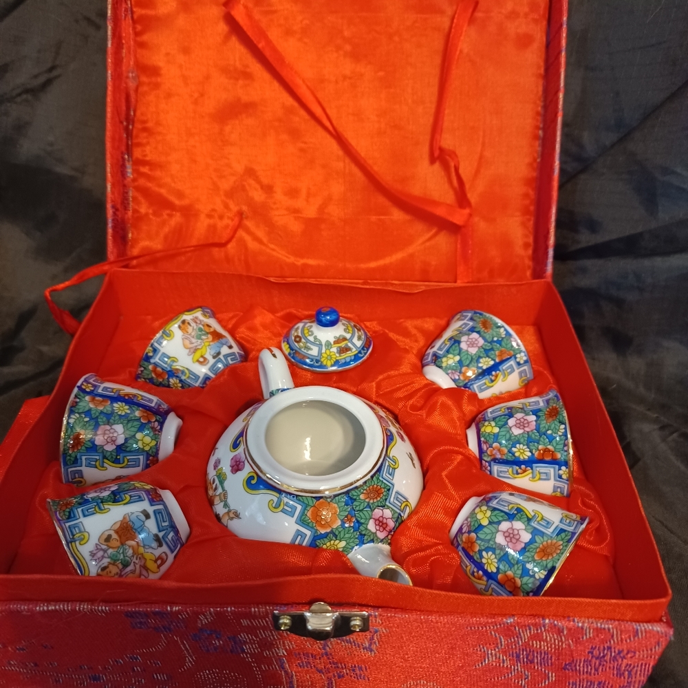 Child's Tea Set - Picture 1 of 7
